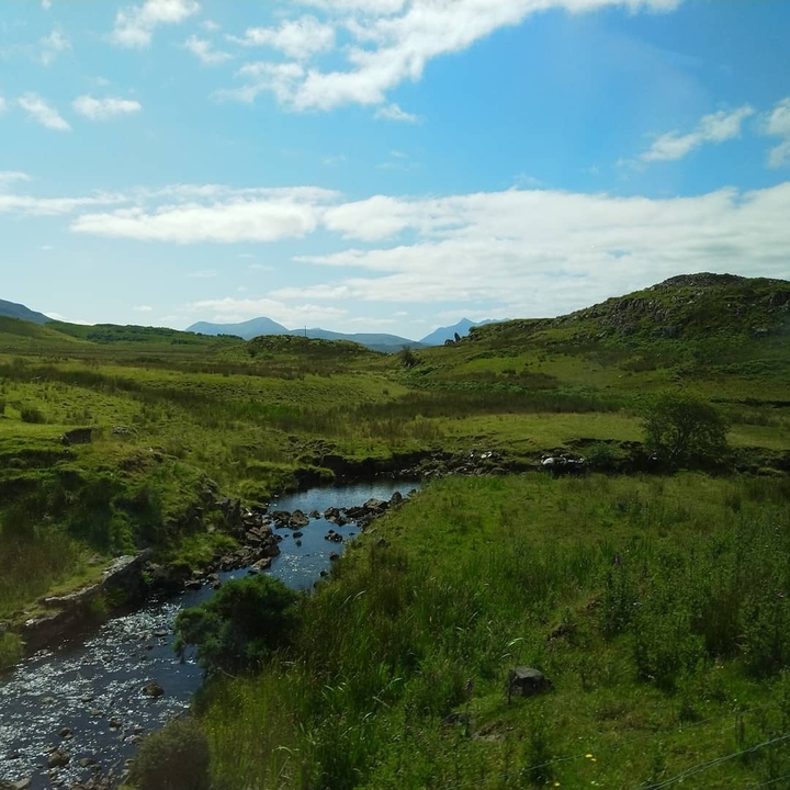 Paysage des Highlands écossais avec petite rivière.