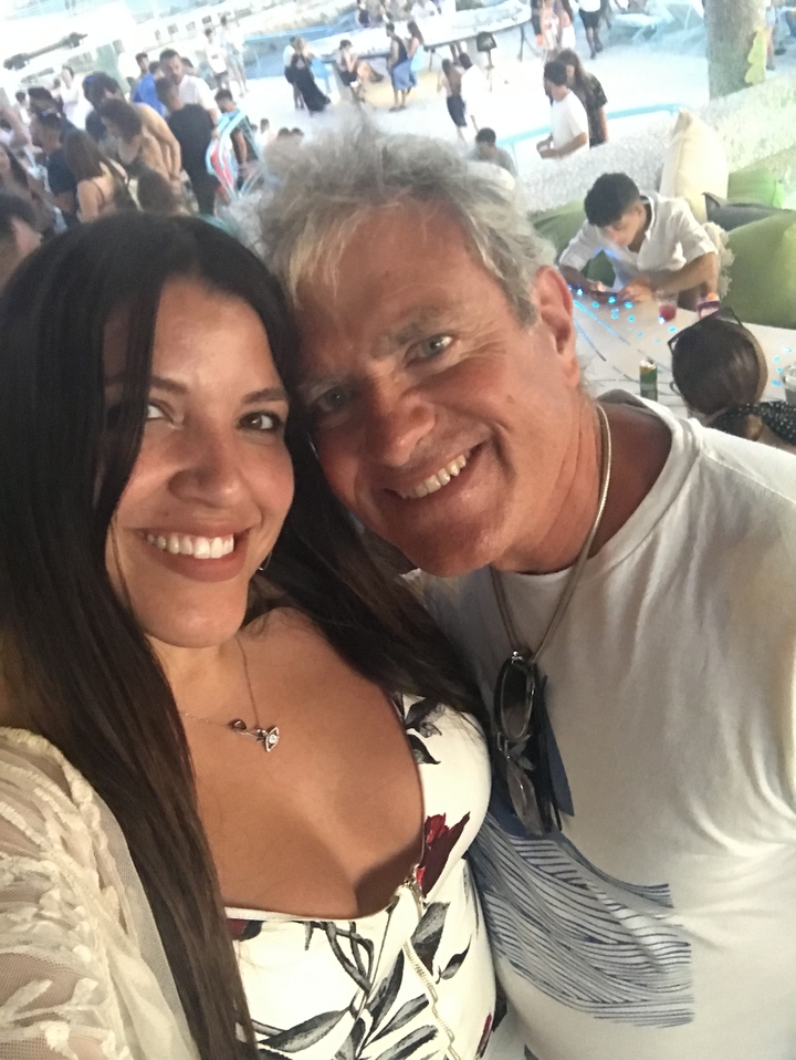 Couple heureux prenant un selfie.