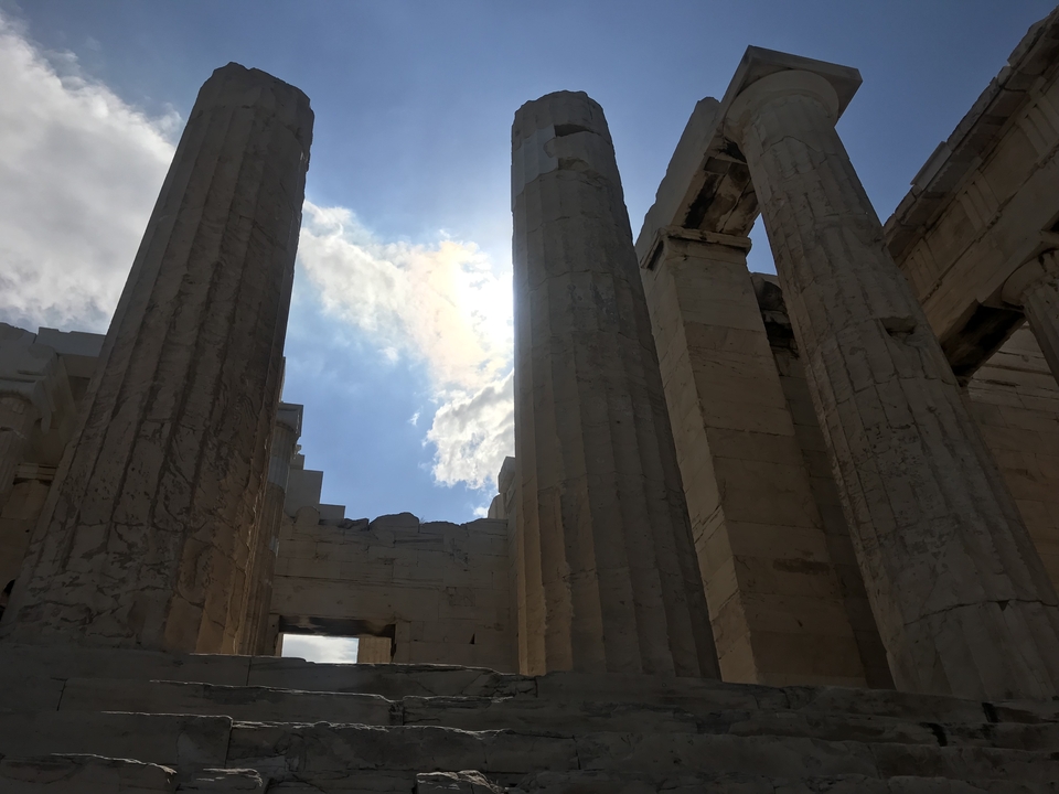 Ruines antiques avec la lumière du soleil qui traverse les colonnes.
