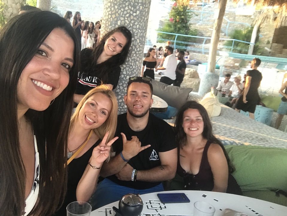 Un groupe d'amis dans un lieu animé en plein air.