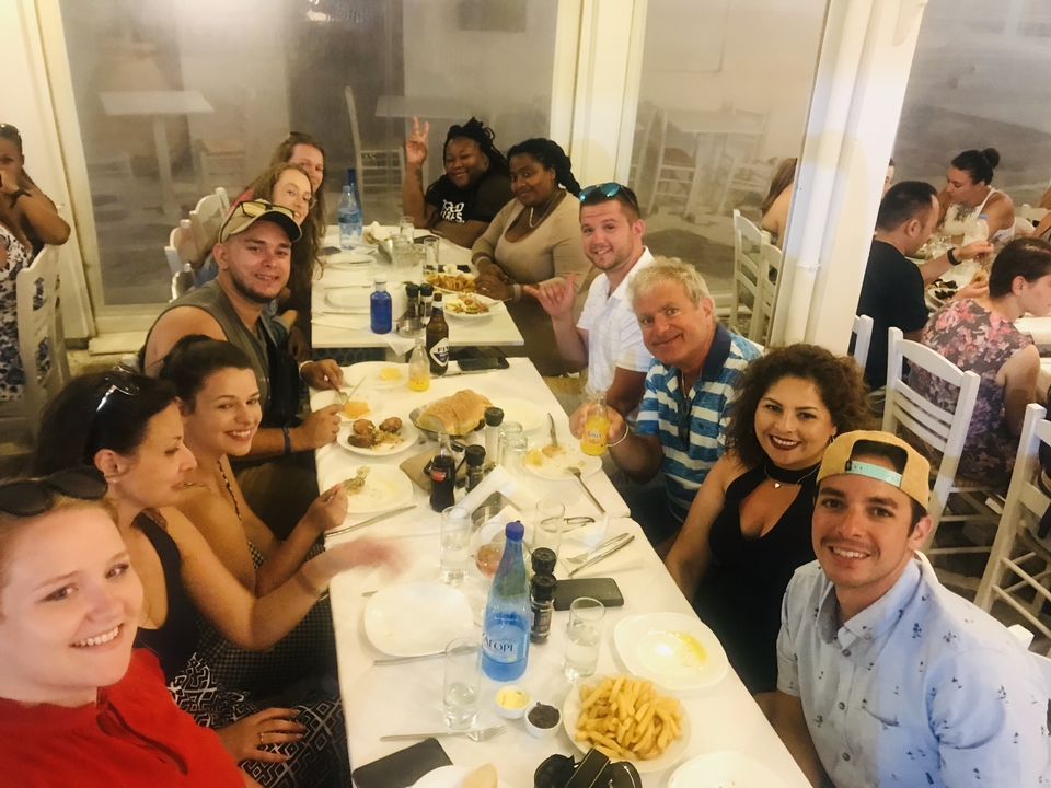 Groupe de personnes savourant un repas dans un restaurant bien éclairé.