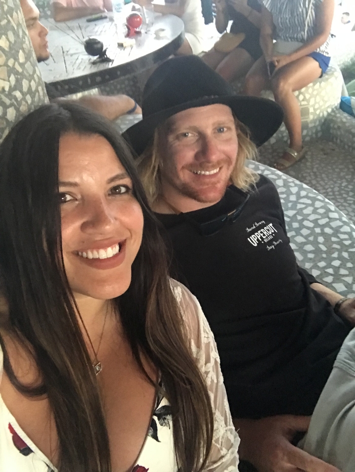 Un gros plan de deux personnes souriantes.