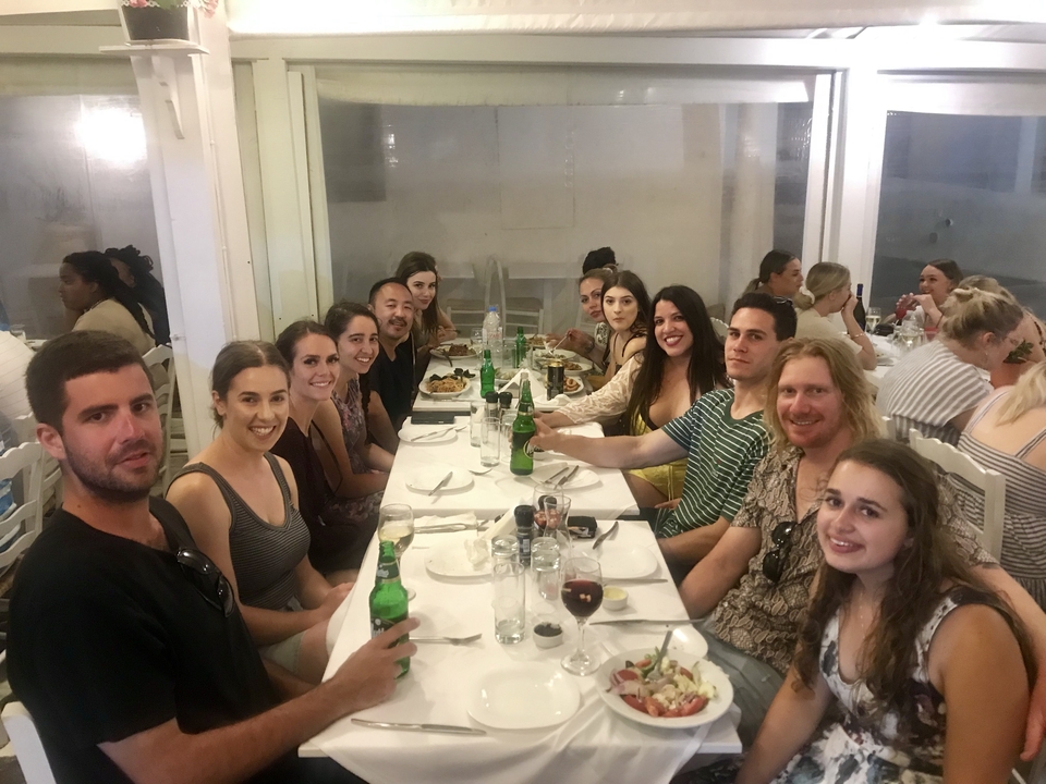 Un groupe de personnes dînant à une longue table dans un restaurant.