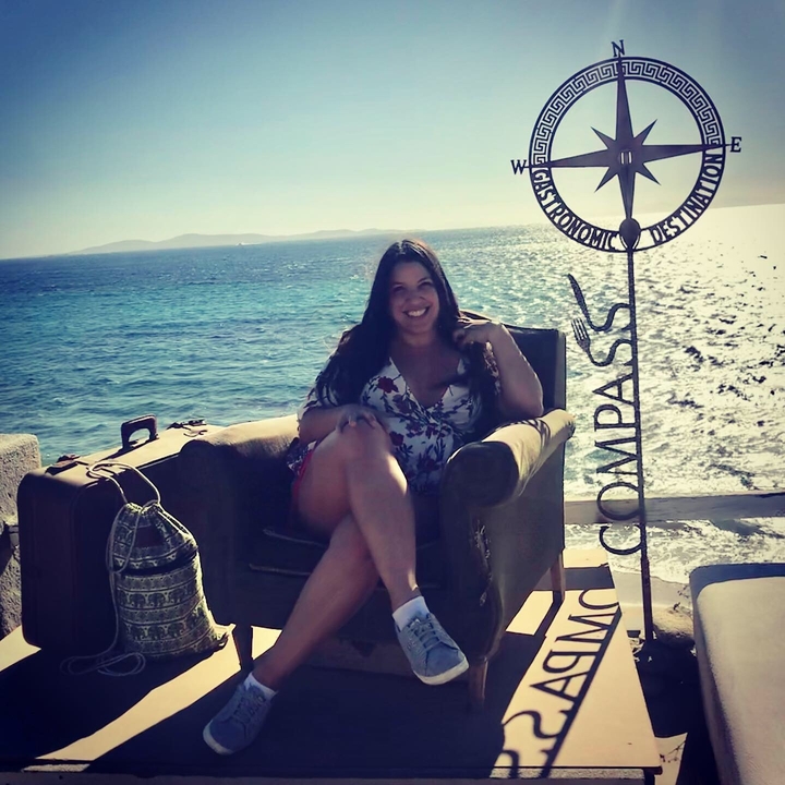 Une femme se détendant sur un fauteuil moelleux au bord de la mer.