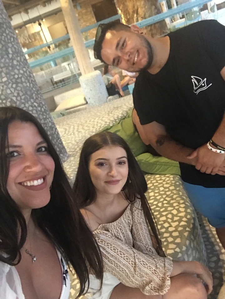 Groupe d'amis avec deux assis profitant de leur temps.