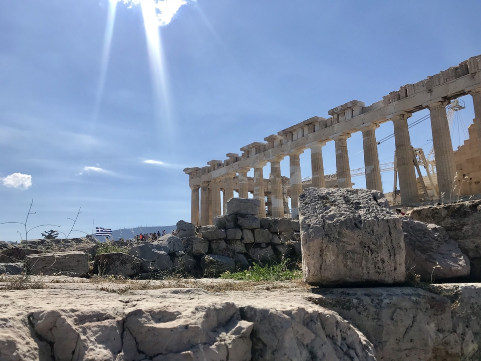 Ruines du Parthénon avec le drapeau grec en arrière-plan.