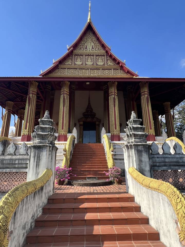 Temple avec marches et décorations ornées.