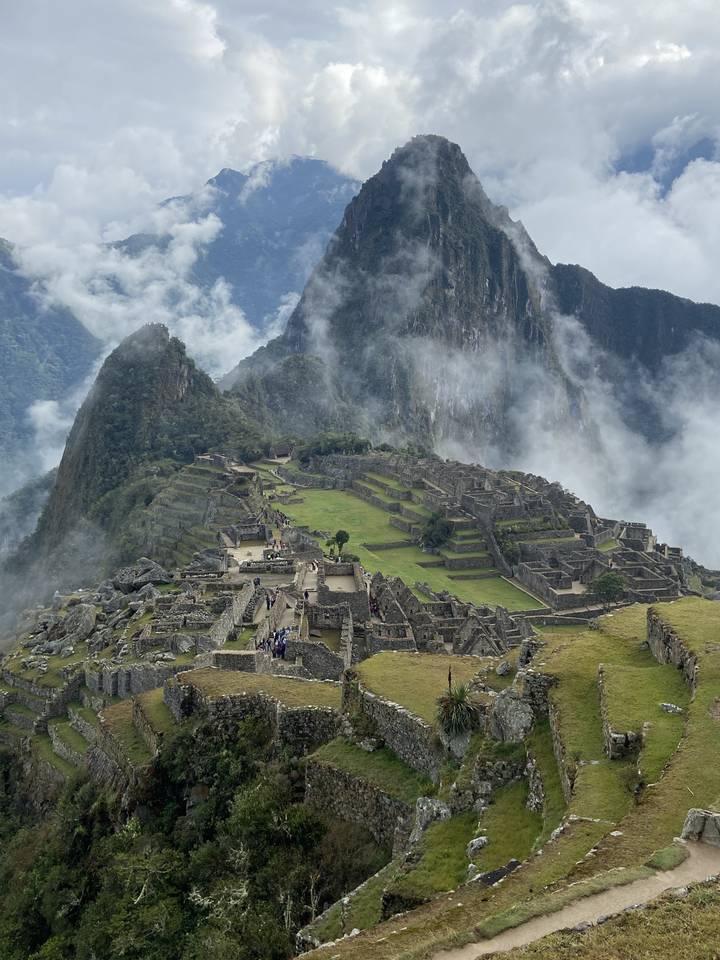 Vue panoramique du Machu Picchu avec des nuages dramatiques et de la brume.