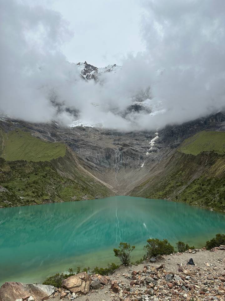 Un paysage dramatique avec une montagne et une eau turquoise.