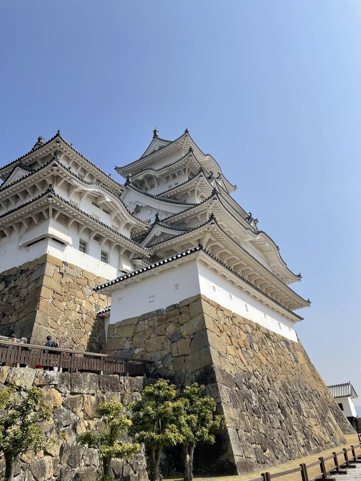 Vue du château de Himeji sur un ciel bleu dégagé.