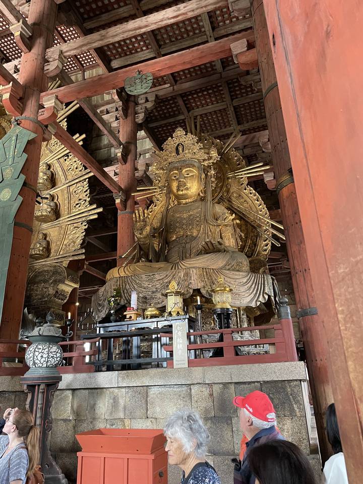 Grande statue dorée de Bouddha à l'intérieur d'un temple.