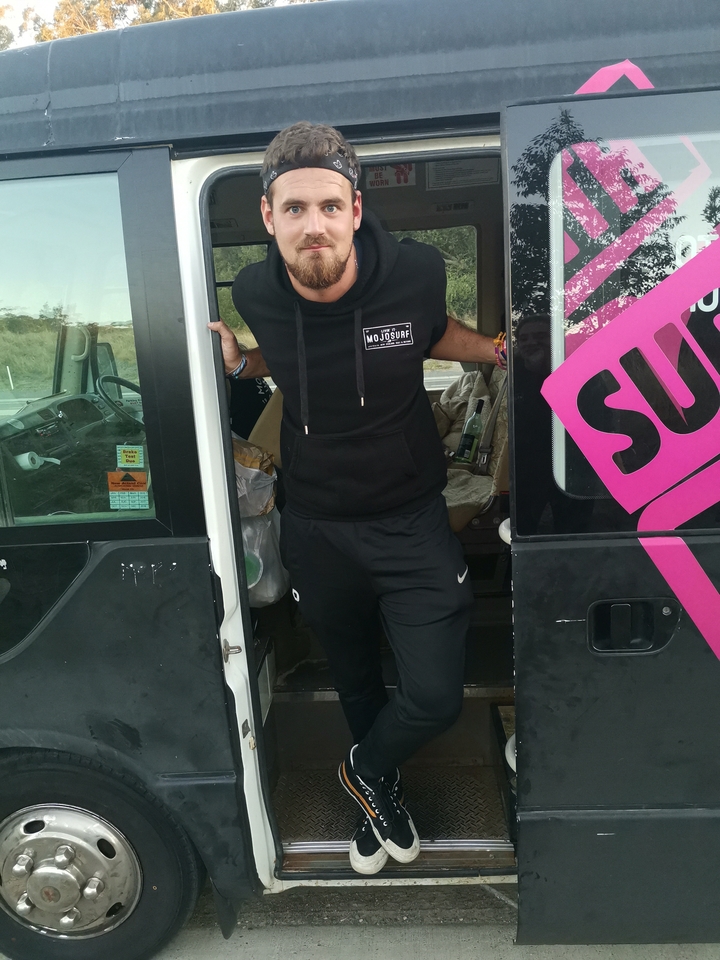 Personne debout à l'entrée d'un véhicule.