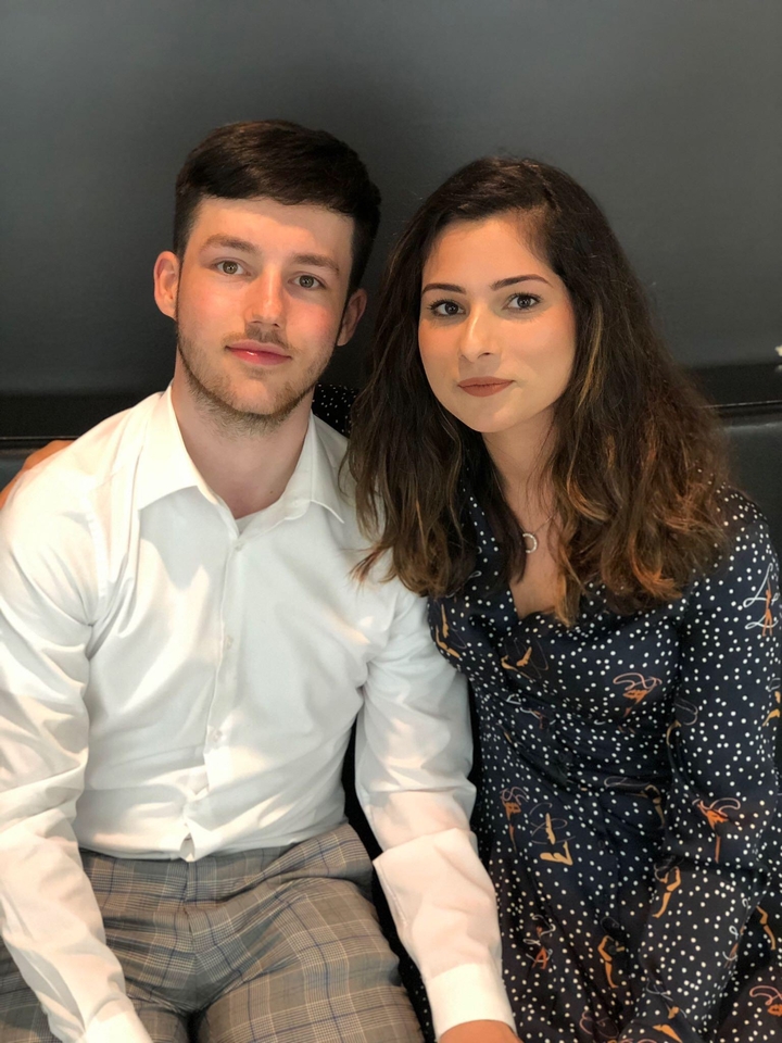 Plan rapproché d'un couple à l'intérieur.