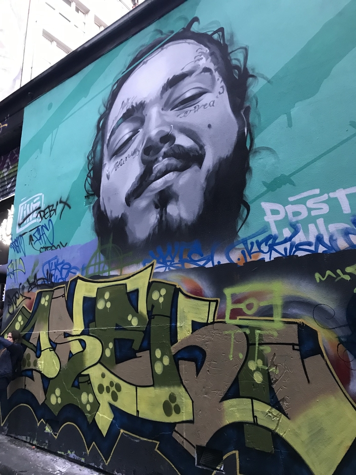 Art de graffiti d'un visage sur un mur.