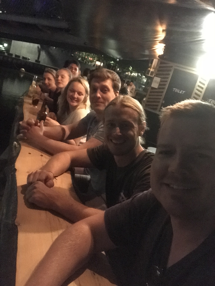 Groupe de personnes assises au bar en train de prendre un verre.