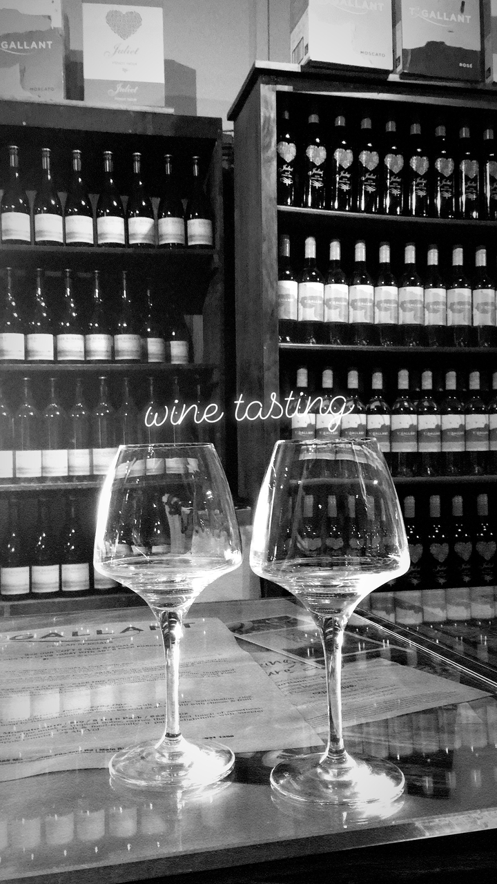 Photo en noir et blanc d'un setup de dégustation de vin.

Alternative translation:
Photo en noir et blanc d'une installation de dégustation de vin.