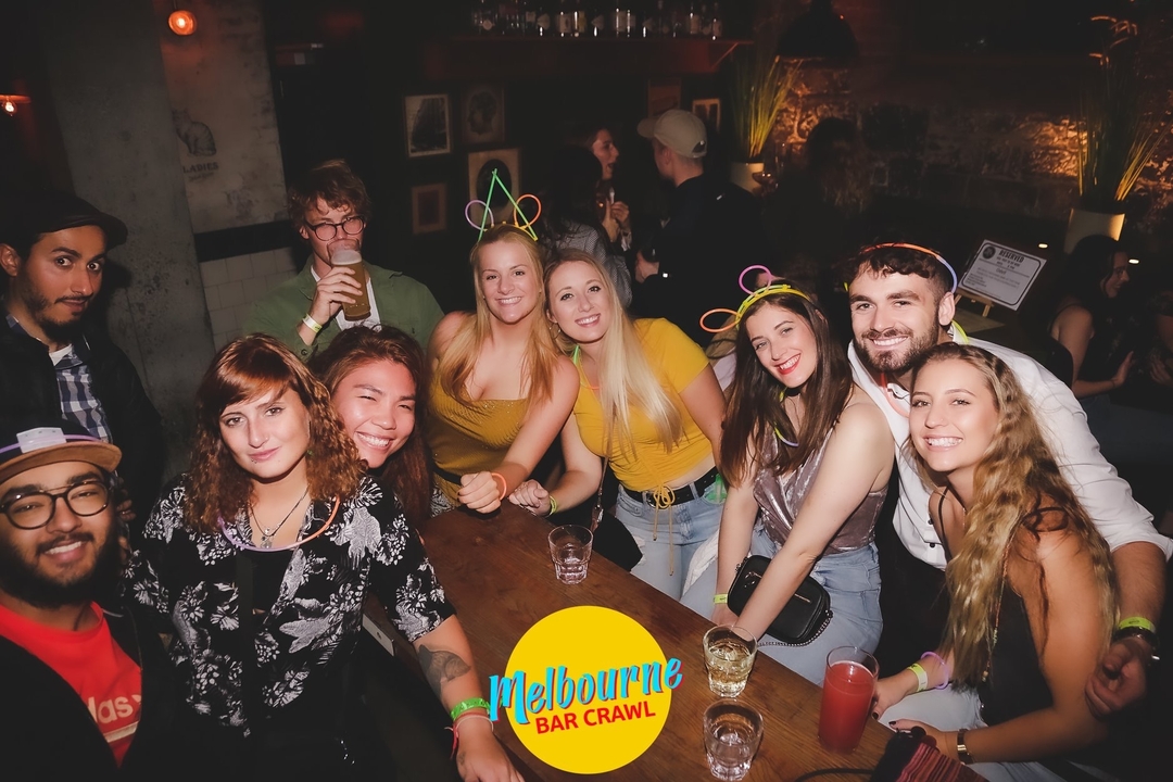 Groupe de personnes profitant d'une soirée dans un bar avec des accessoires néon.
