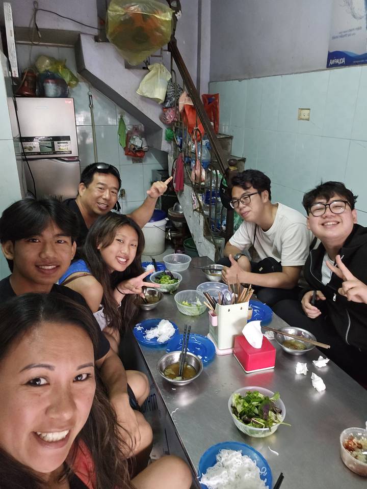 Groupe de personnes profitant d'un repas ensemble dans un restaurant décontracté.