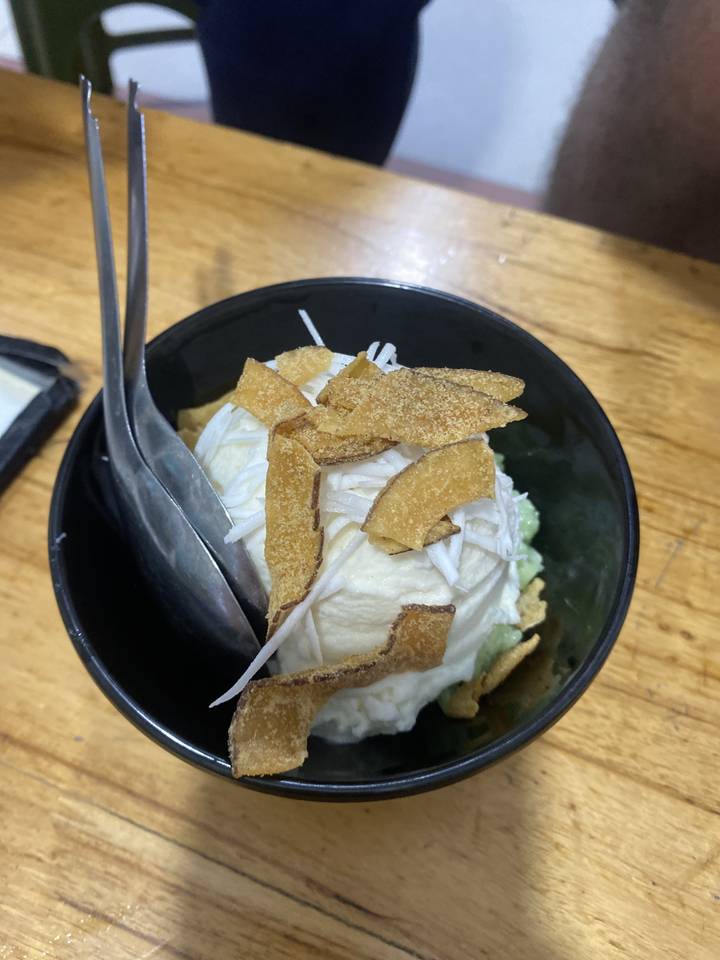 Bol à dessert avec garnitures sur une table en bois.