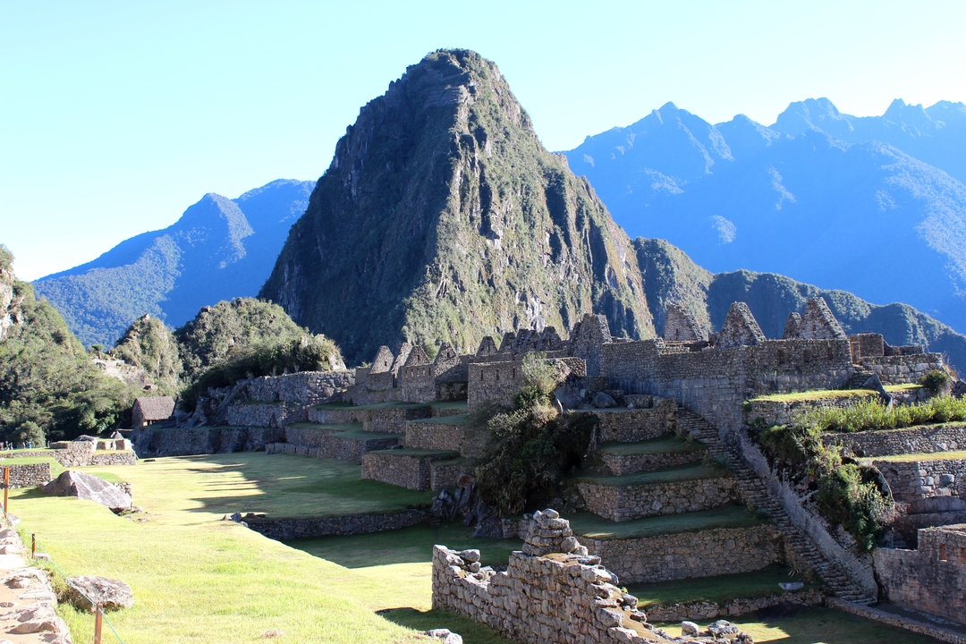 Ruines incas du Machu Picchu avec des montagnes en arrière-plan.