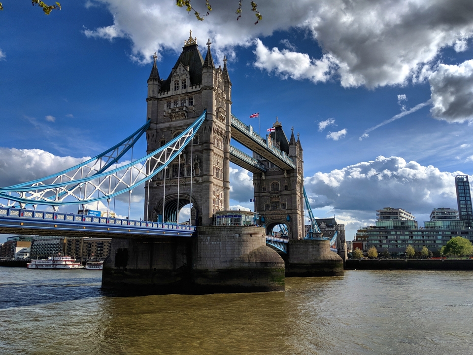 Tower Bridge au-dessus de la Tamise par une journée ensoleillée à Londres.