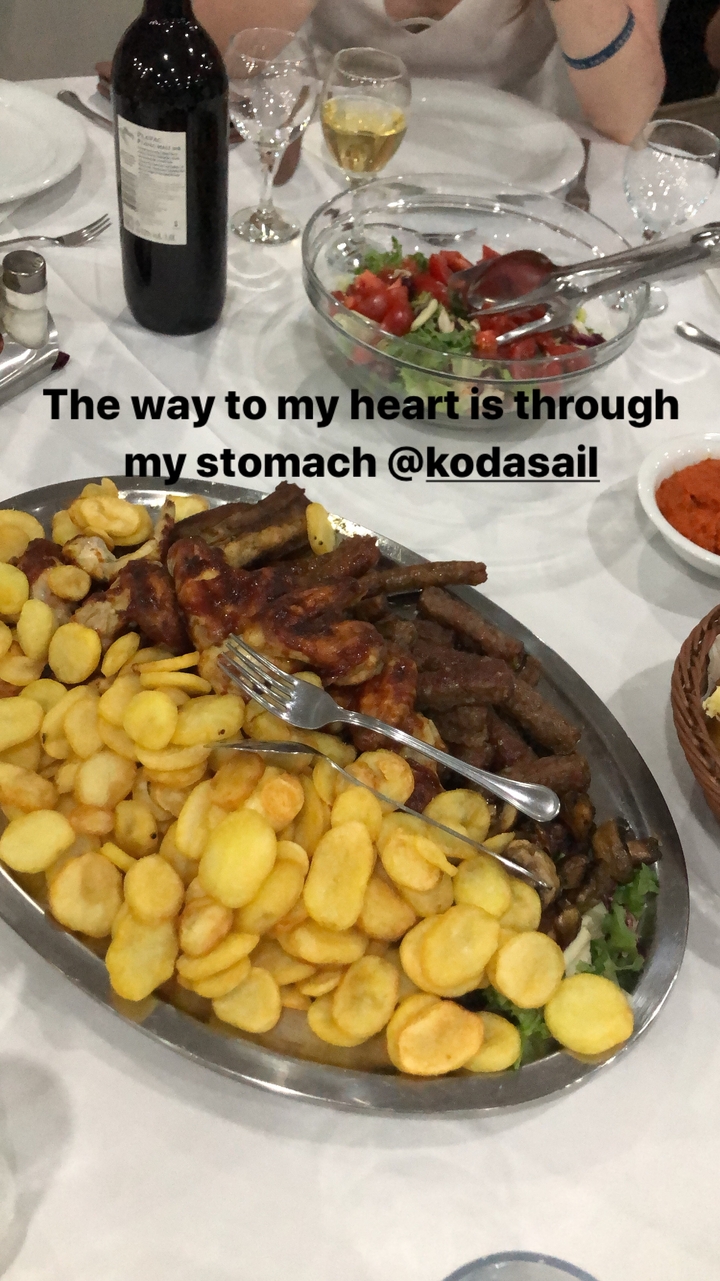 Gros plan d'une assiette avec de la nourriture et un texte superposé en haut.