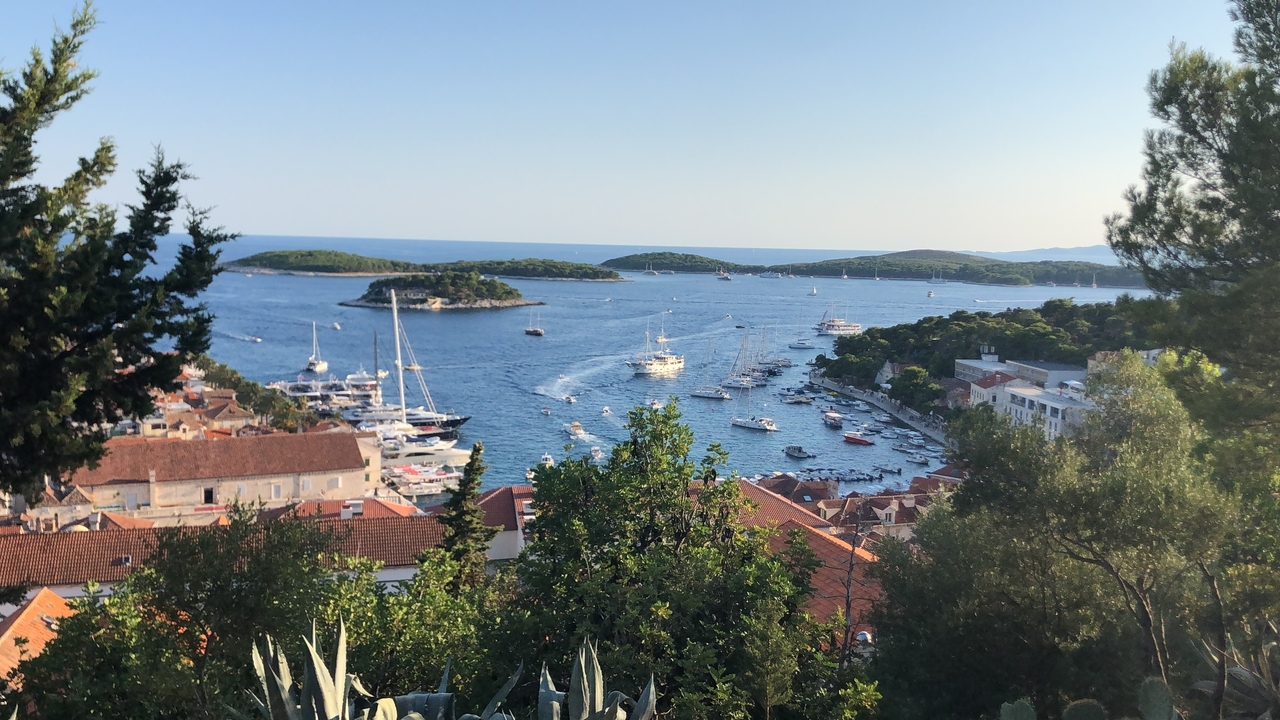 Vue panoramique d'une ville côtière et d'un port avec des bateaux.