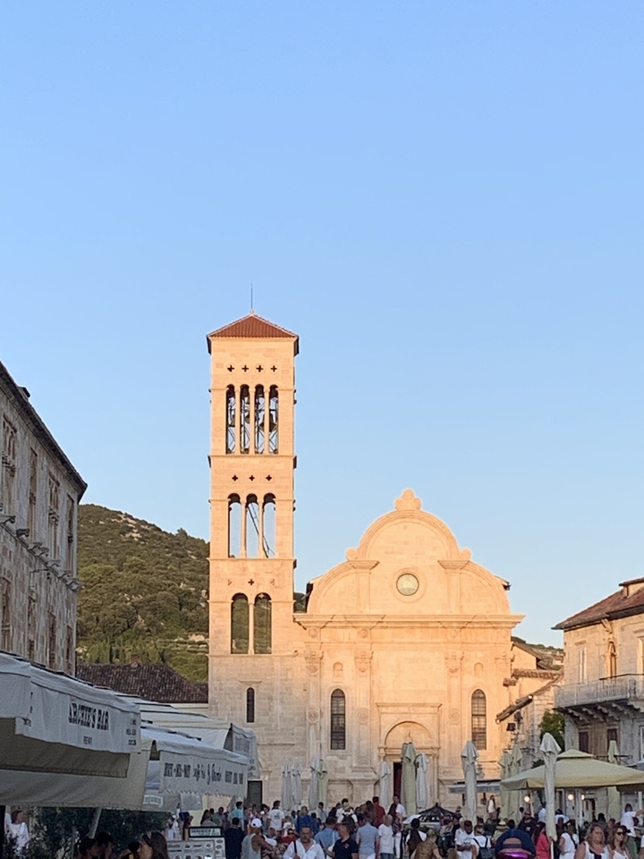 Clocher et église contre un ciel dégagé pendant la journée.