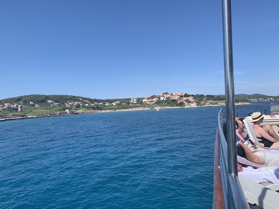 Vue d'une ville côtière depuis un bateau par une journée ensoleillée.