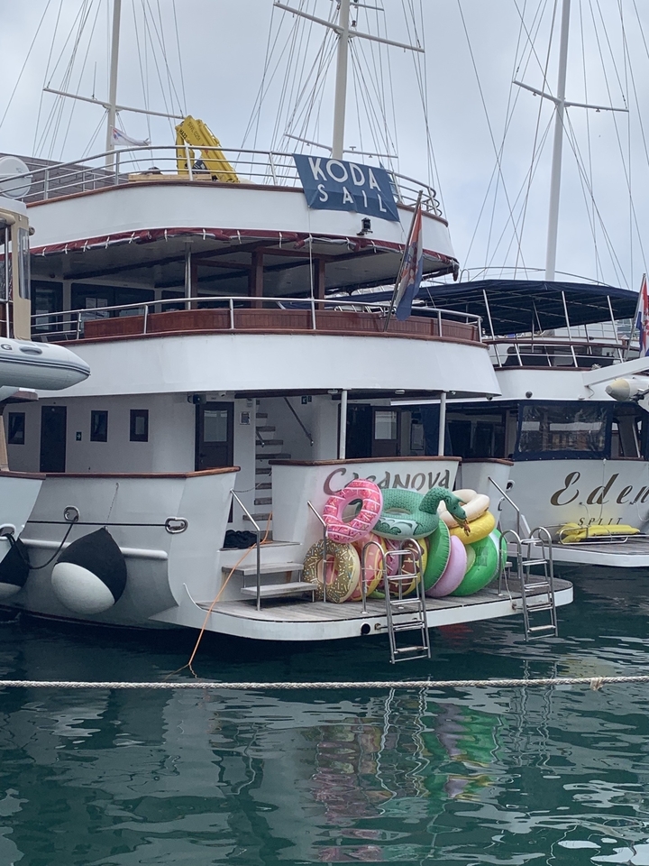 Bateaux amarrés dans une marina avec des flotteurs gonflables sur un pont.