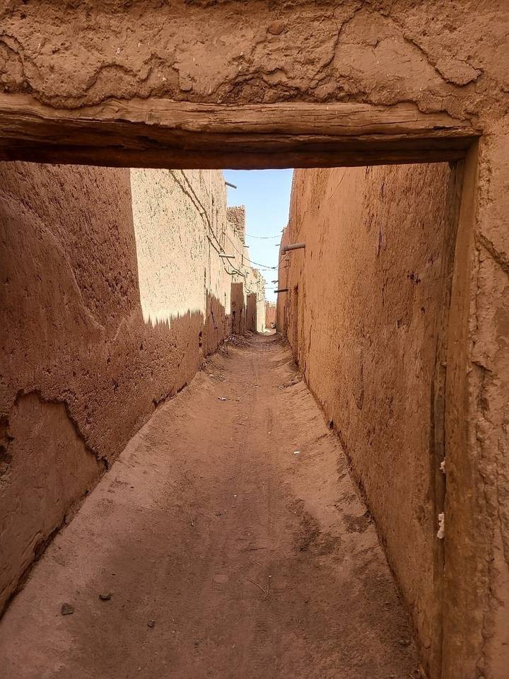 Ruelle étroite avec des murs des deux côtés.