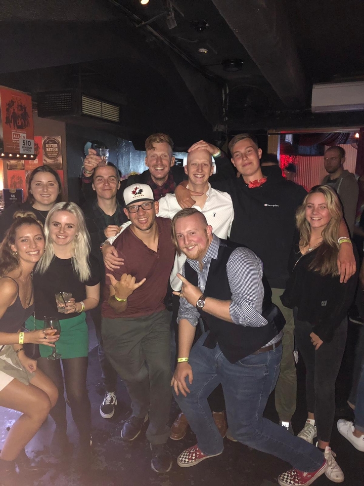 Groupe d'amis réunis dans une boîte de nuit.