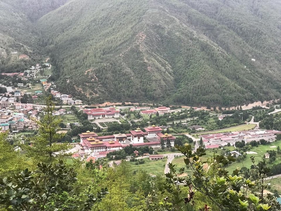 Panorama d'une ville à l'architecture traditionnelle.