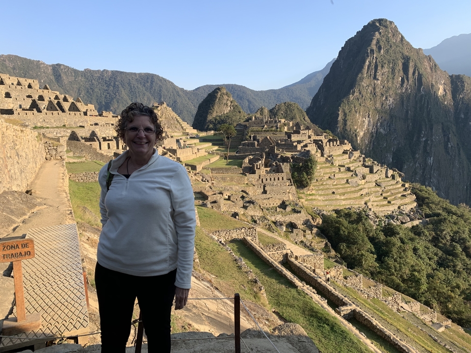 Touriste posant avec le Machu Picchu en arrière-plan.