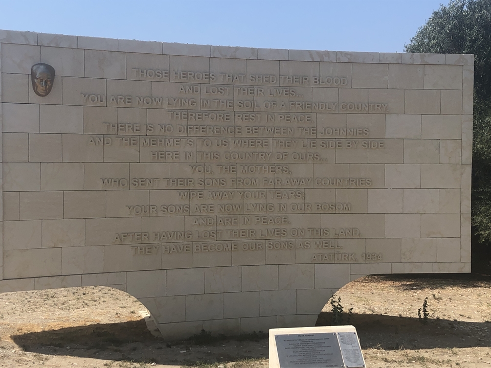 Pierre commémorative avec texte gravé d'Atatürk.