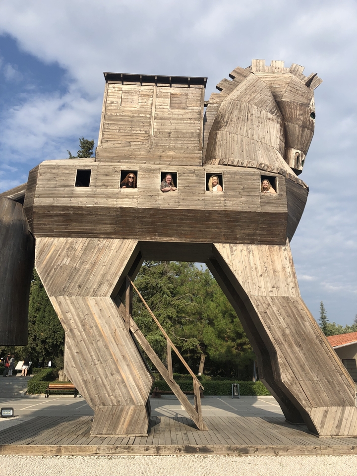 Cheval de Troie en bois avec des personnes à l'intérieur aux fenêtres.