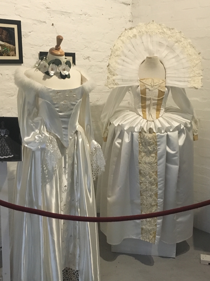 Exposition de robes historiques sur des mannequins.