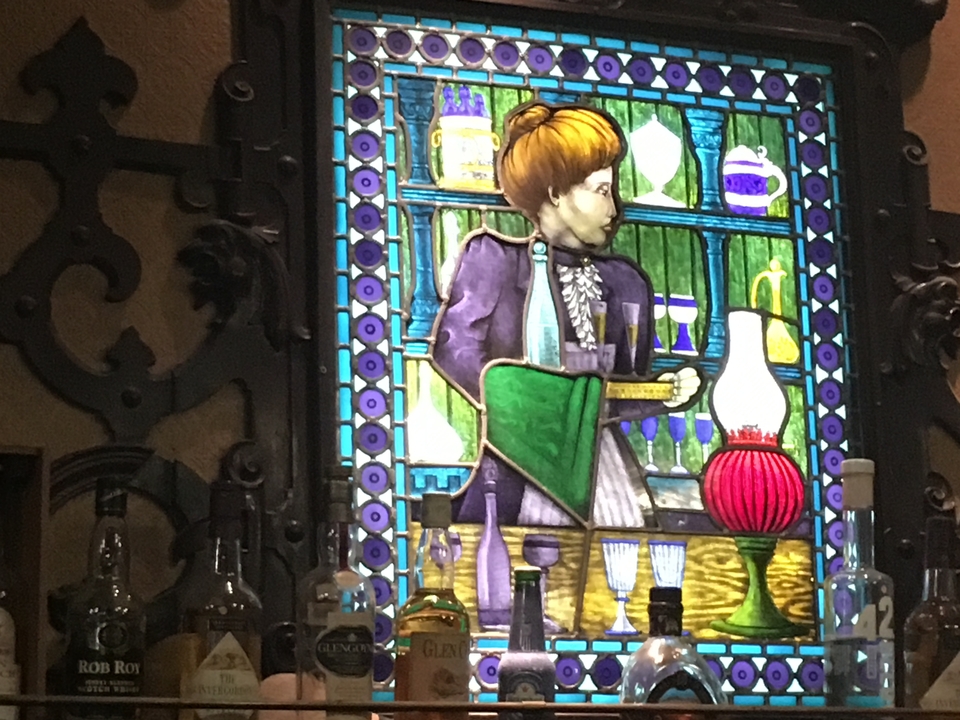 Vitrail représentant une femme dans un cadre historique.