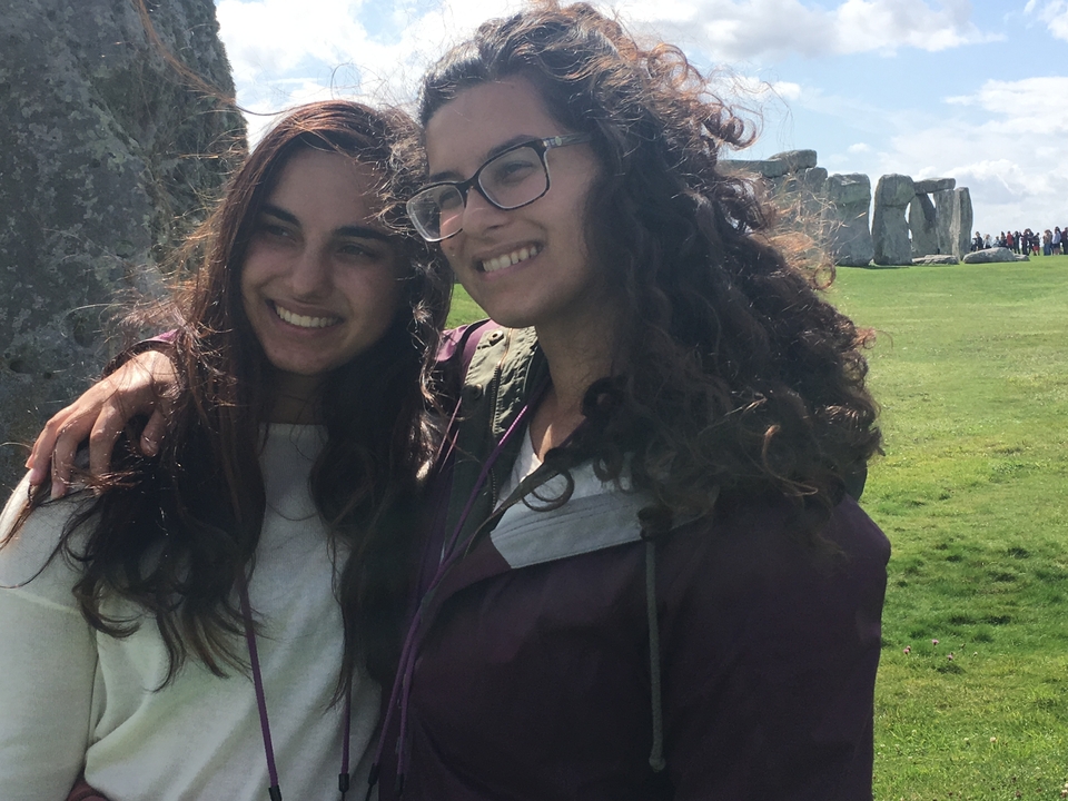 Deux personnes posant devant Stonehenge.