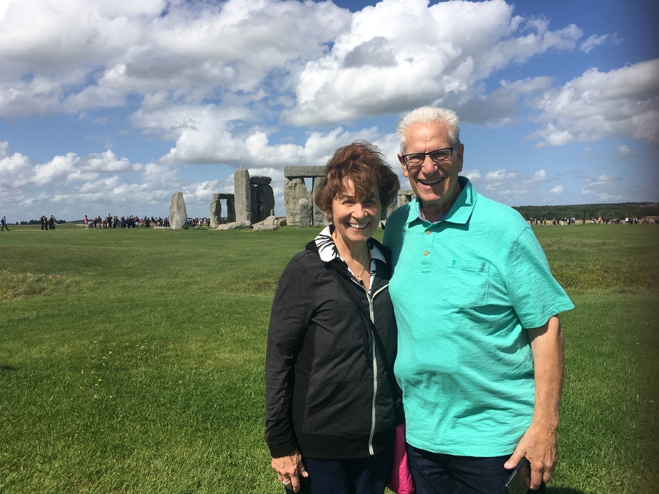 Couple posant devant Stonehenge.