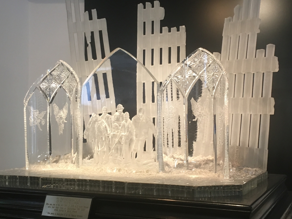 Exposition de sculptures en cristal complexes à thème historique.