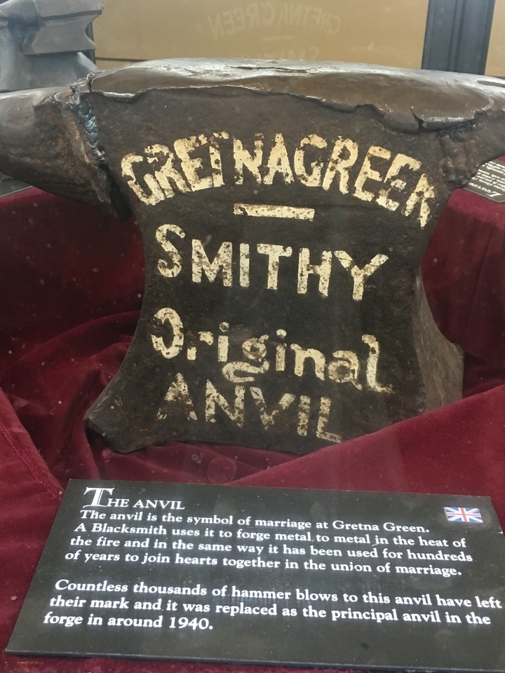 Exposition d'enclume avec inscription historique.