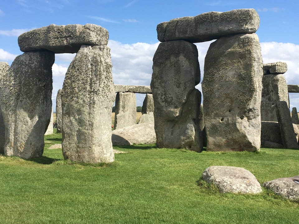 Stonehenge pendant une journée ensoleillée avec un ciel bleu et des nuages