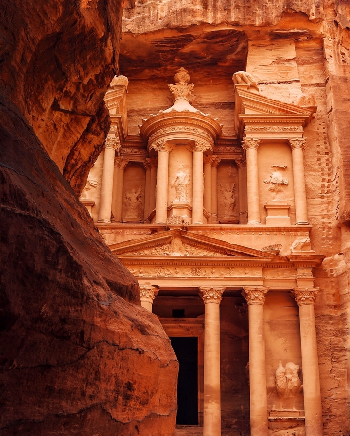 Façade iconique du Trésor à Pétra, encadrée par des falaises de grès.