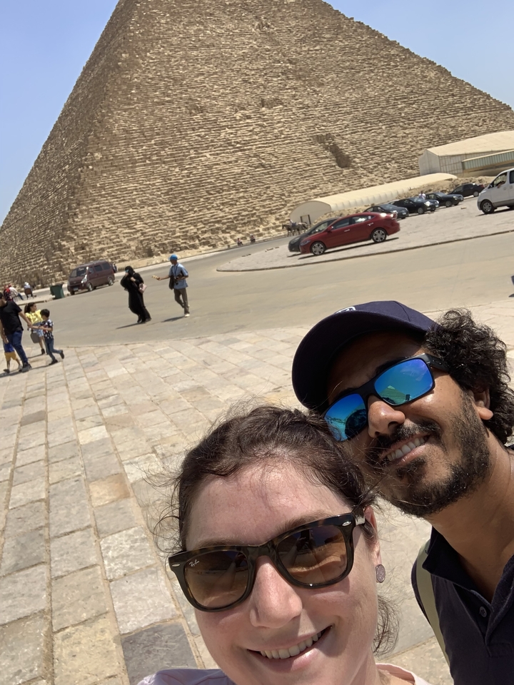 Selfie de groupe en gros plan avec une pyramide en arrière-plan.