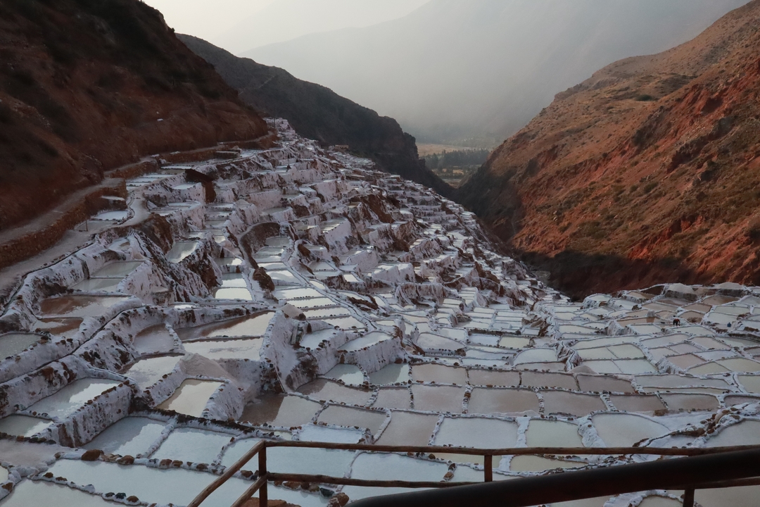 Des bassins de sel dans un paysage en terrasses.