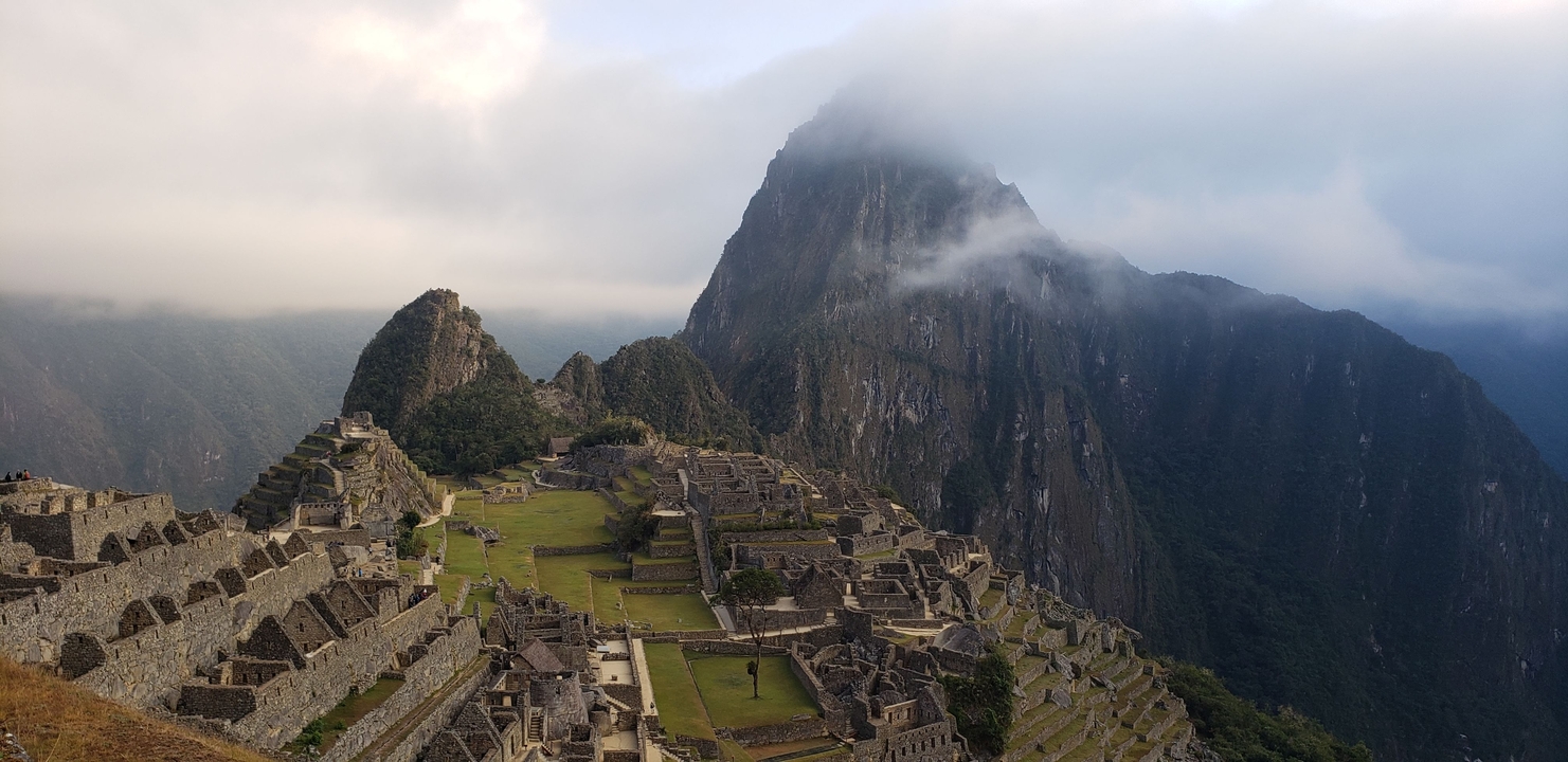Vue panoramique du Machu Picchu avec de la brume sur les montagnes.