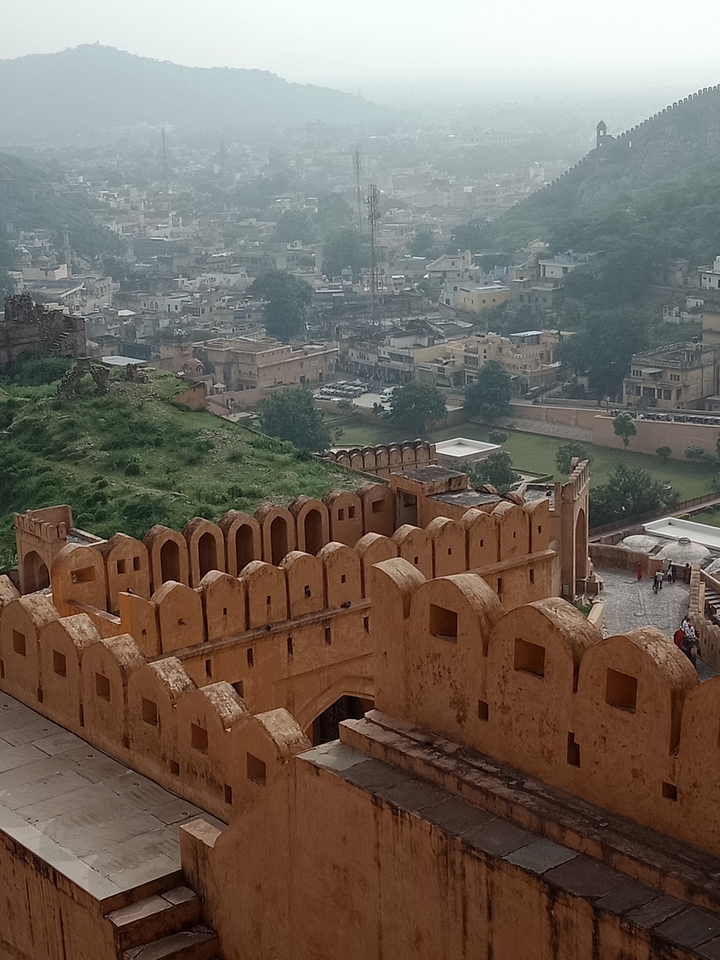 Vista de la ciudad de Jaipur desde una muralla del fuerte con exuberante vegetación.