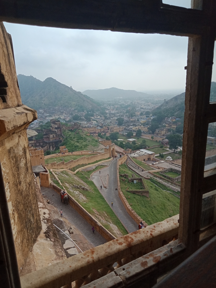 Vista de la ciudad de Jaipur desde un fuerte con estructuras arquitectónicas detalladas.