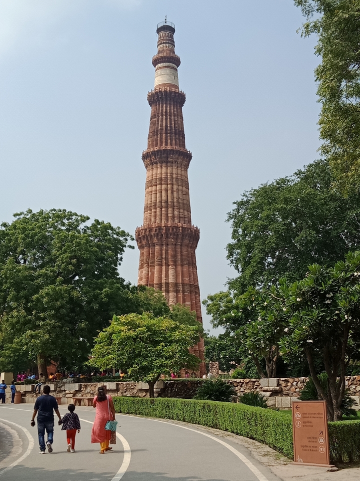 The text you provided appears to already be in Spanish, but it seems like there might be some confusion. Let me clarify:

If you want to translate "Qutub Minar surrounded by trees" from English to Spanish, it would be:

**"Qutub Minar rodeado de árboles."**

Note: "Qutub Minar" is a proper noun (the name of the famous minaret in Delhi, India), so it remains the same in both languages.